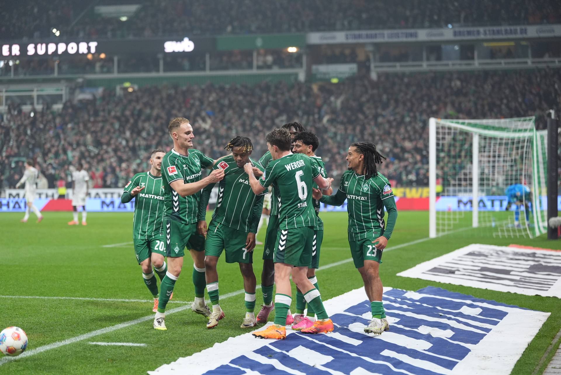 Die Mannschaft feiert Siegtorschütze Mbangula.