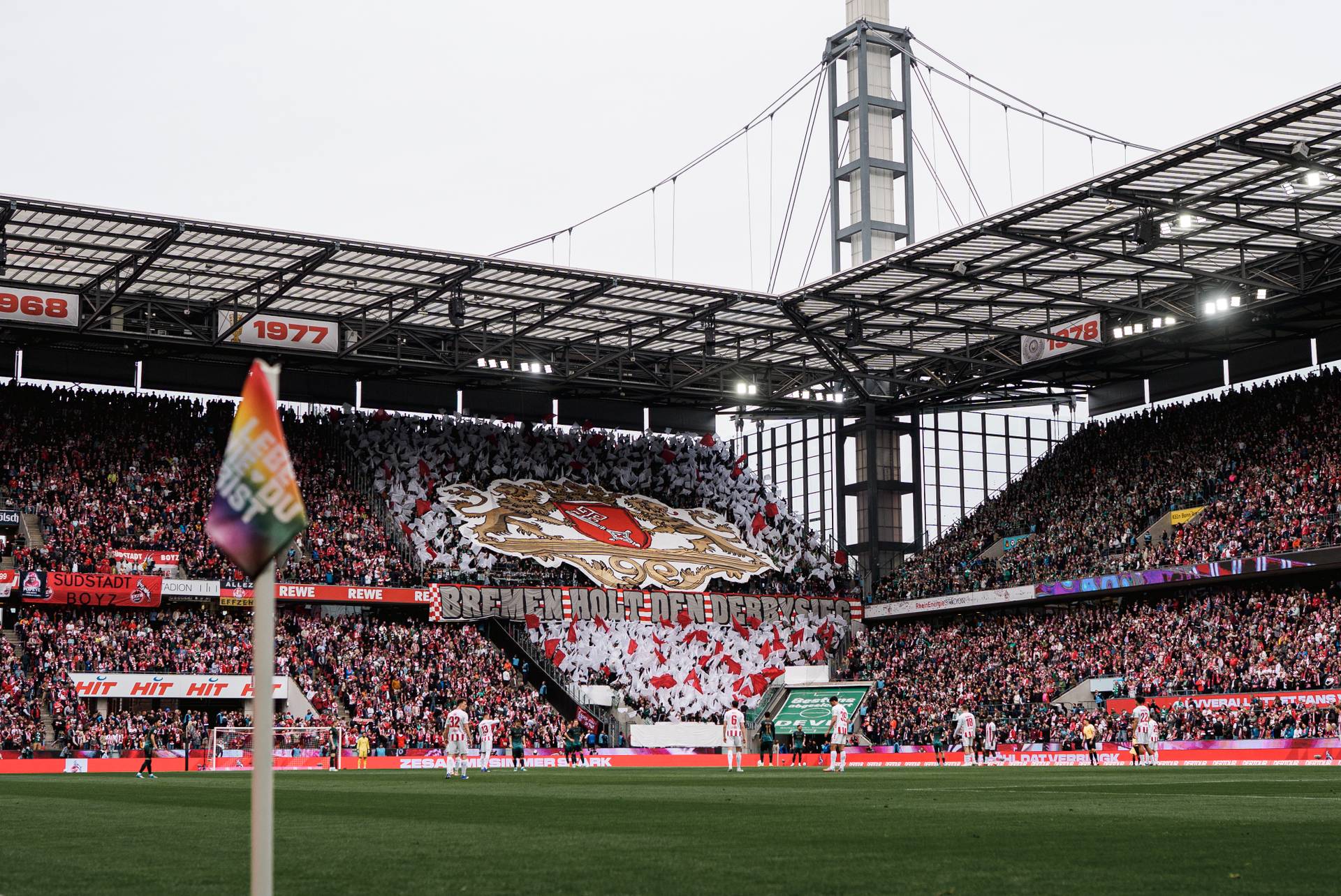 Die Werder-Fans veranstalten im Gästeblock eine Choreo mit der Banneraufschrift "Bremen holt den Derbysieg".