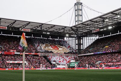Die Werder-Fans veranstalten im Gästeblock eine Choreo mit der Banneraufschrift "Bremen holt den Derbysieg".