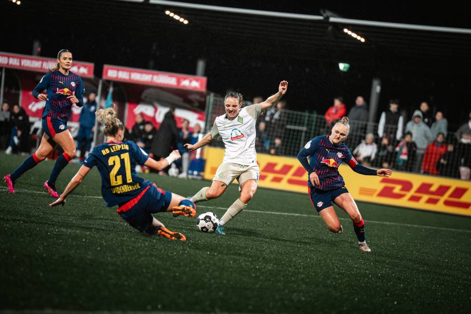 Verena Wieder setzt im Spiel gegen Leipzig zum Schuss an