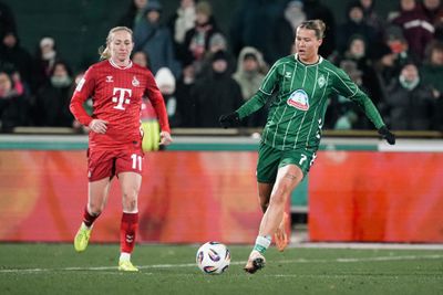 Larissa Mühlhaus am Ball. Sie wird von einer Kölnerin verfolgt.
