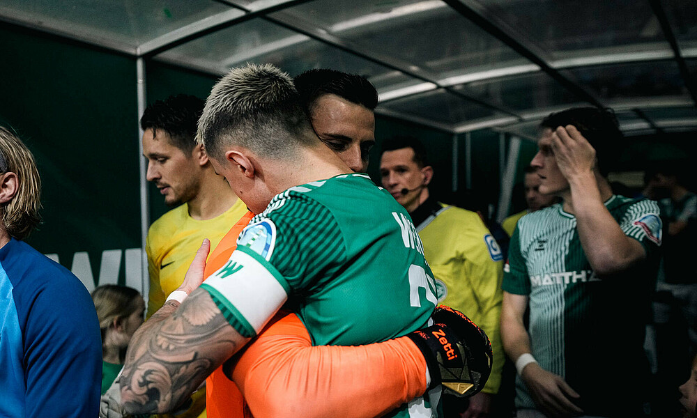 Zetterer und Friedl umarmen sich. 