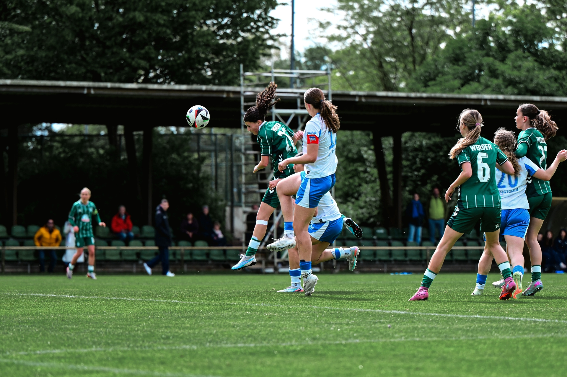 Alara Kale köpft zum 1:0 ein