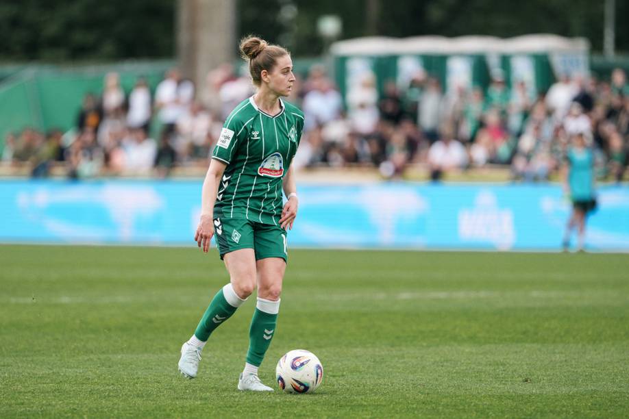 Saskia Matheis mit Ball am Fuß.
