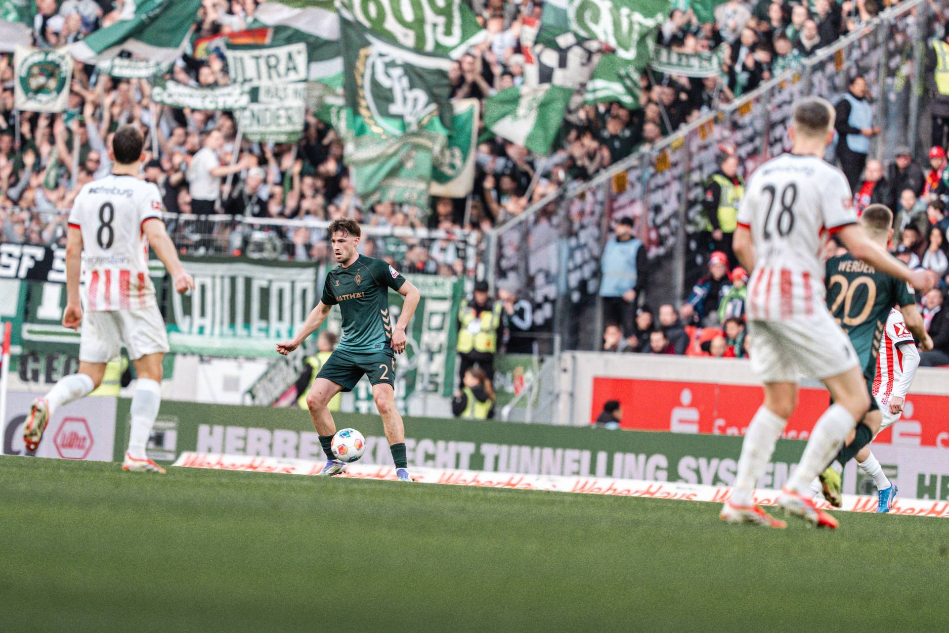 Olivier Deman mit Ball am Fuß beim letzten Auswärtsspiel in Freiburg.