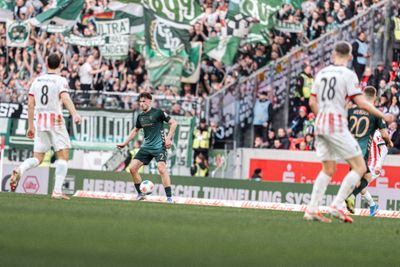 Olivier Deman mit Ball am Fuß beim letzten Auswärtsspiel in Freiburg.