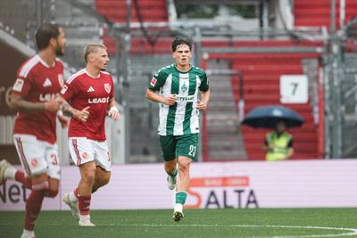 Dariusz Stalmach joggt über den Platz.