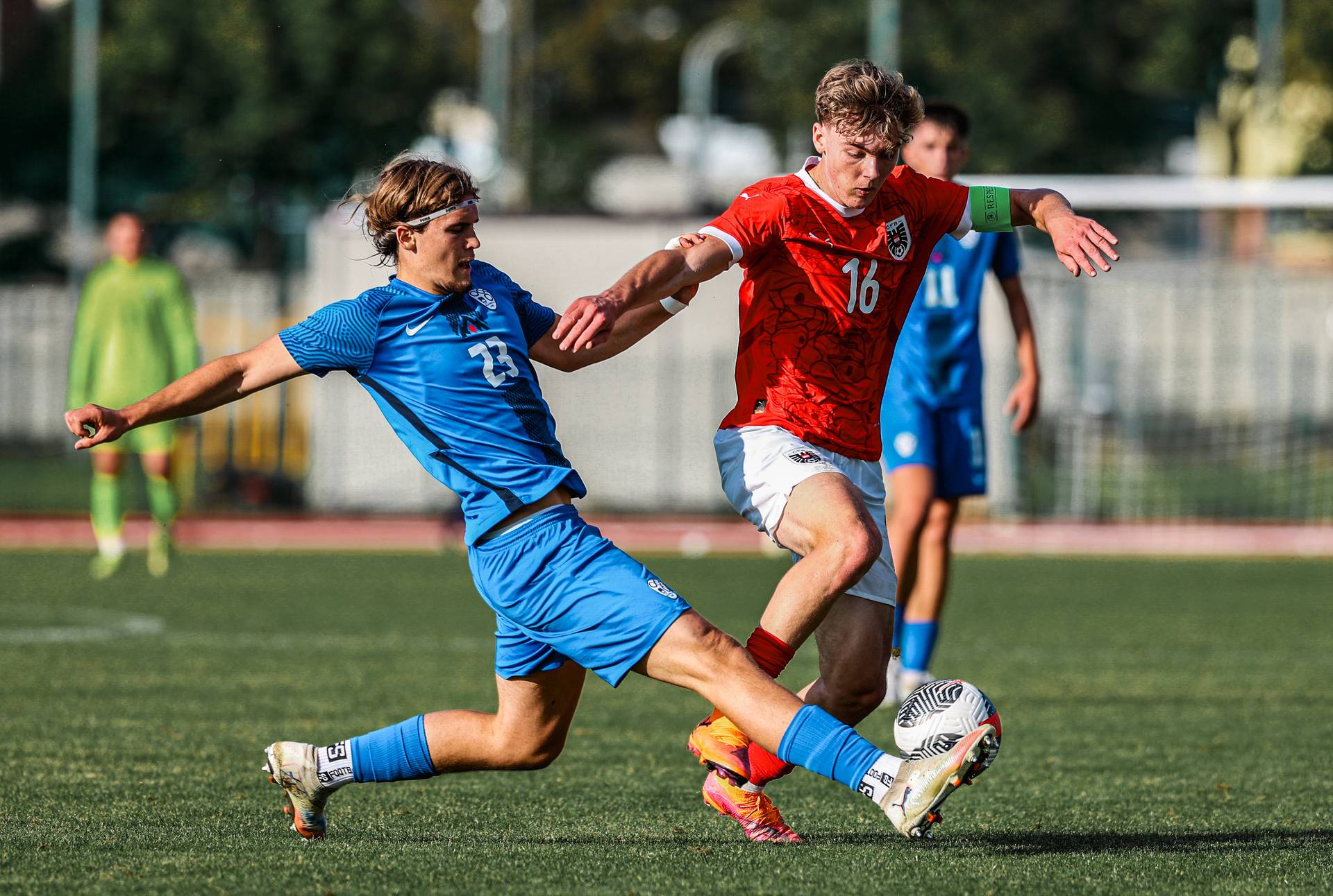 Noah Weißbach im Zweikampf mit einem Gegenspieler.