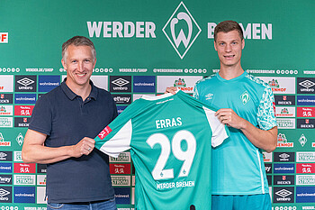 null Frank Baumann und Patrick Erras halten ein Erras-Trikot hoch.