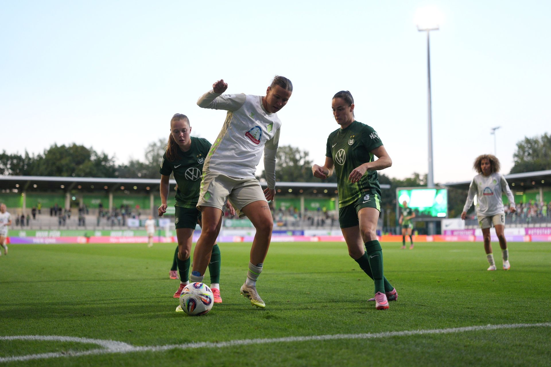 Larissa Mühlhaus im Zweikampf gegen zwei Wolfsburgerinnen.