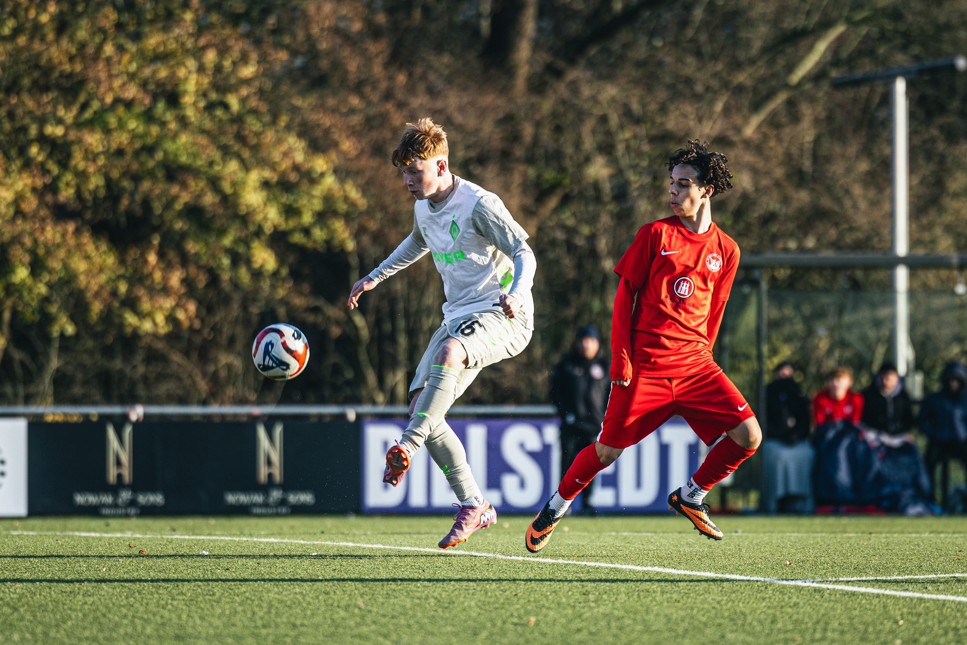 Ein Spieler der U16 nimmt den Ball in der Luft an.
