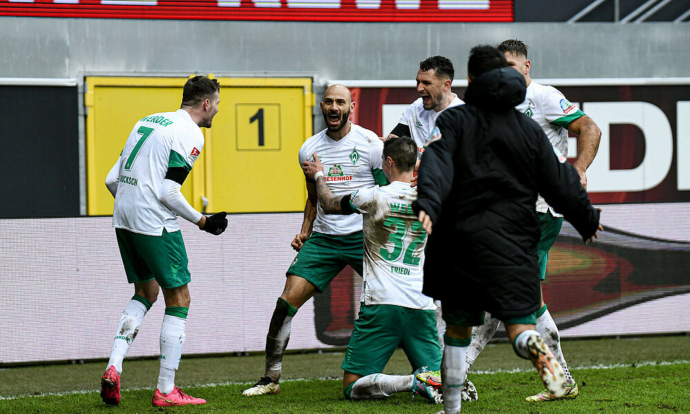 Ömer Toprak jubelt mit seinen Mannschaftskollegen im wohninvest WESERSTADION.
