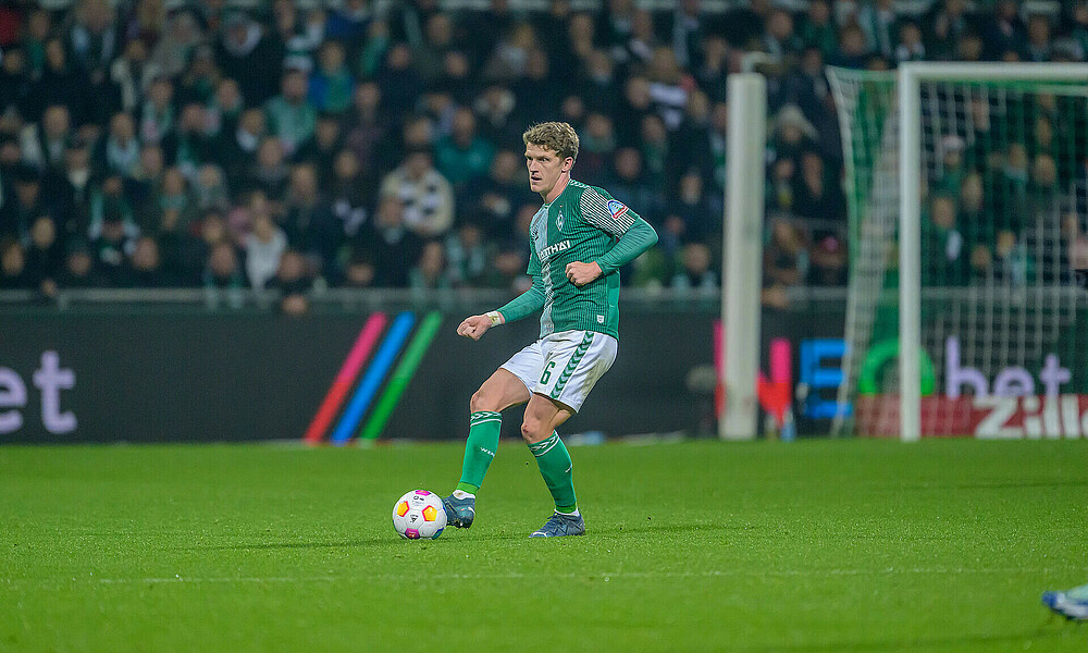 Jens Stage mit dem Ball am Fuß.