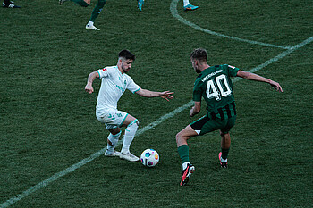 null Romano Schmid dribbelt in den Sechzehner gegen Gladbach im Testspiel