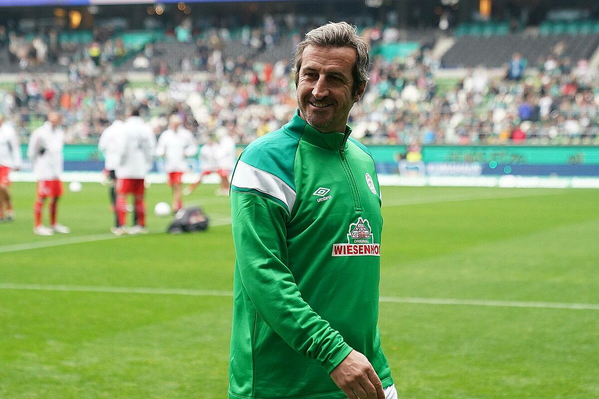 Johan Micoud auf dem Rasen des wohninvest WESERSTADIONs.