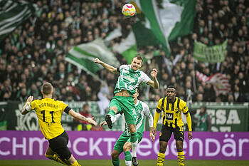 Christian Groß beim Kopfball im Zweikampf