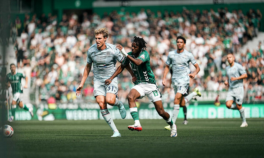 null Samuel Mbangula im Zweikampf mit Kristensen.