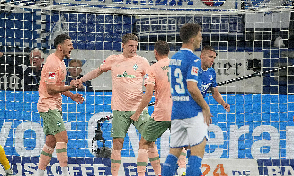 null Jens Stage feiert eine erfolgreiche Grätsche