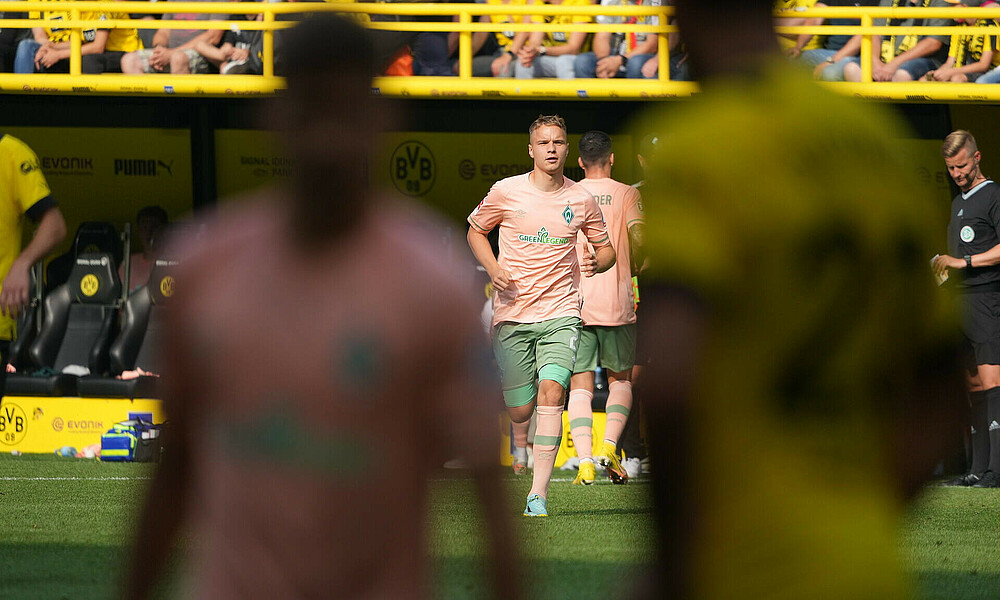 null Niklas Schmidt läuft auf das Spielfeld