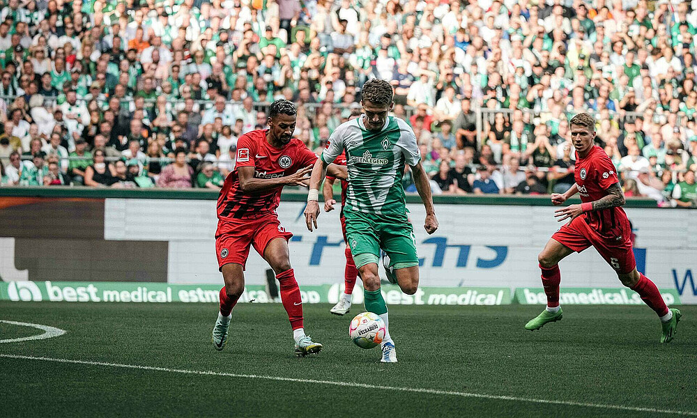 Jens Stage im Heimspiel gegen Eintracht Frankfurt am Ball.