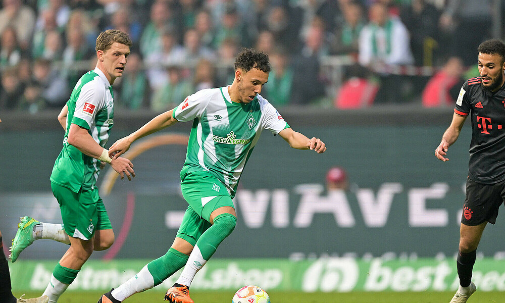 null Lee Buchanan im Lauf mit dem Ball