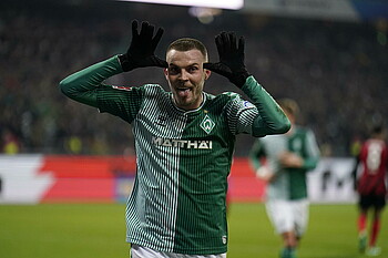 Marvin Ducksch mit seiner Jubel-Geste. 