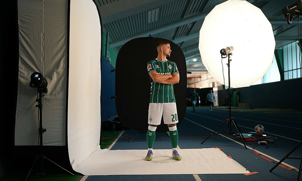 Romano Schmid beim Shooting in der Leichtathletik-Halle. 