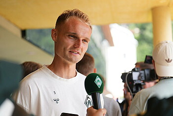 Amos Pieper am WERDER.TV-Mikrofon. 