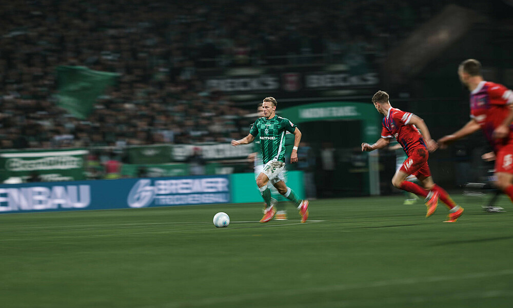 Marco Grüll mit Ball am Fuß. 