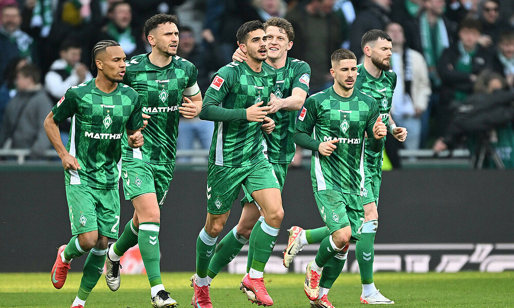 André Silva wird von Jens Stage von hinten umarmt.