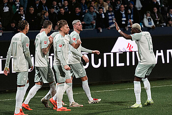 Werder-Spieler beim Jubeln nach einem Tor in Bochum