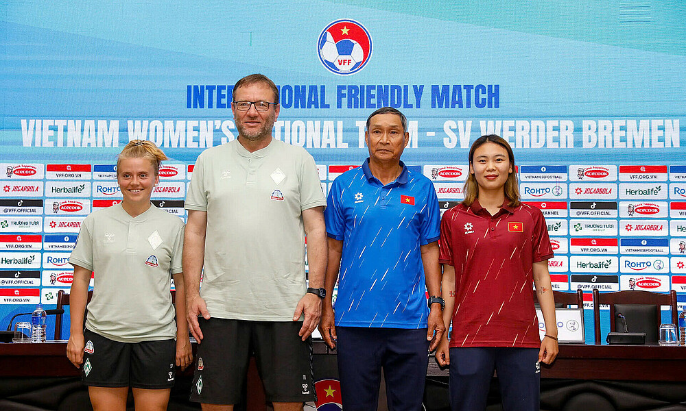 Walkling und Horsch mit vietnamesischen Vertretern. 