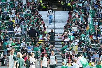 null Horst Steffen wird von den Fans in der Ostkurve herzlich begrüßt.