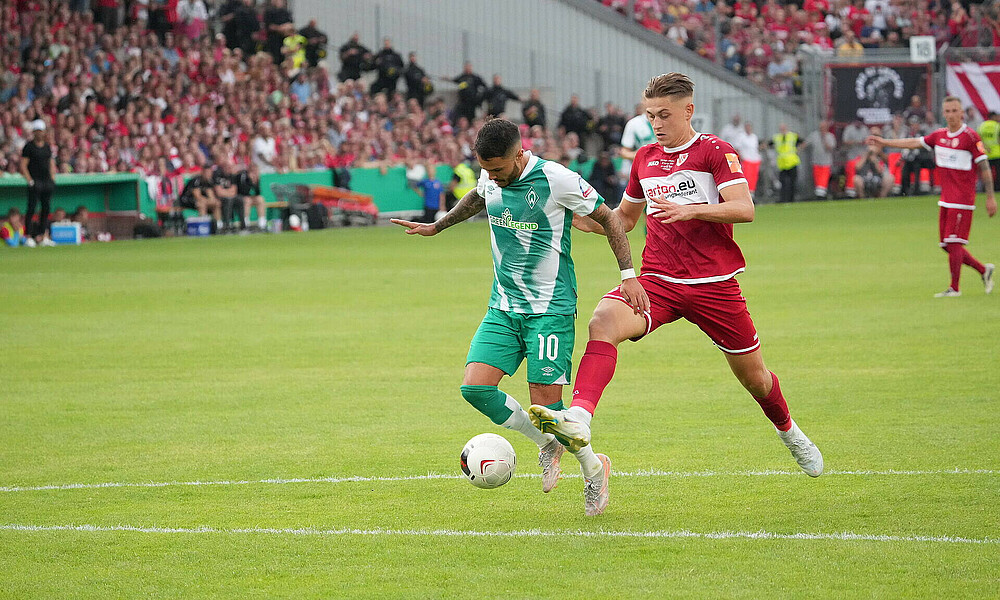 Leonardo Bittencourt im Zweikampf.