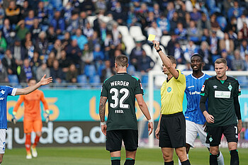 Marco Friedl sieht die Gelbe Karte.