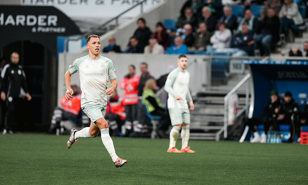 Senne Lynen rennt über den Platz. 