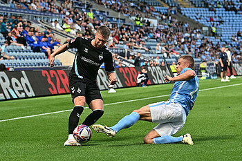 null Mitchell Weiser am Ball im Spiel gegen Coventry City