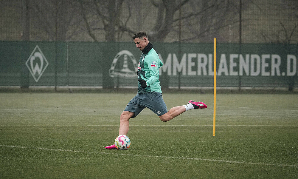 Marco Friedel mit Ball auf dem Trainingsplatz. 