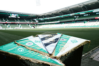 null Wimpel vom Udinese-Spiel am Spielfeldrand des Weserstadions.