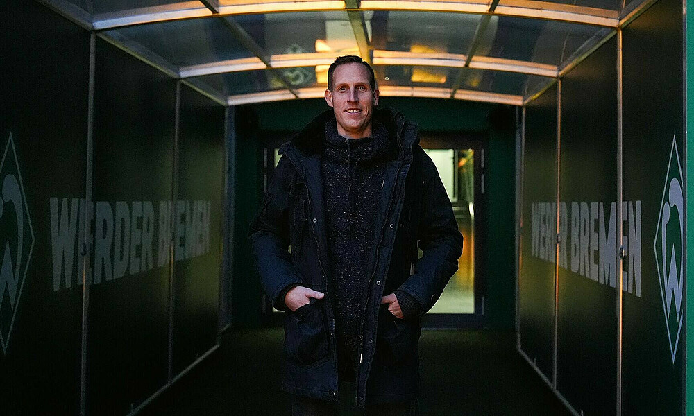 Hendrik Lemke steht mit den Händen in den Hosentaschen im Spielertunnel des SVW.