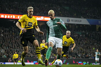 null Njinmah im Zweikampf mit Schlotterbeck.