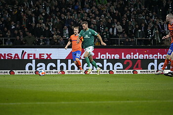 null Niclas Füllkrug ist am Ball