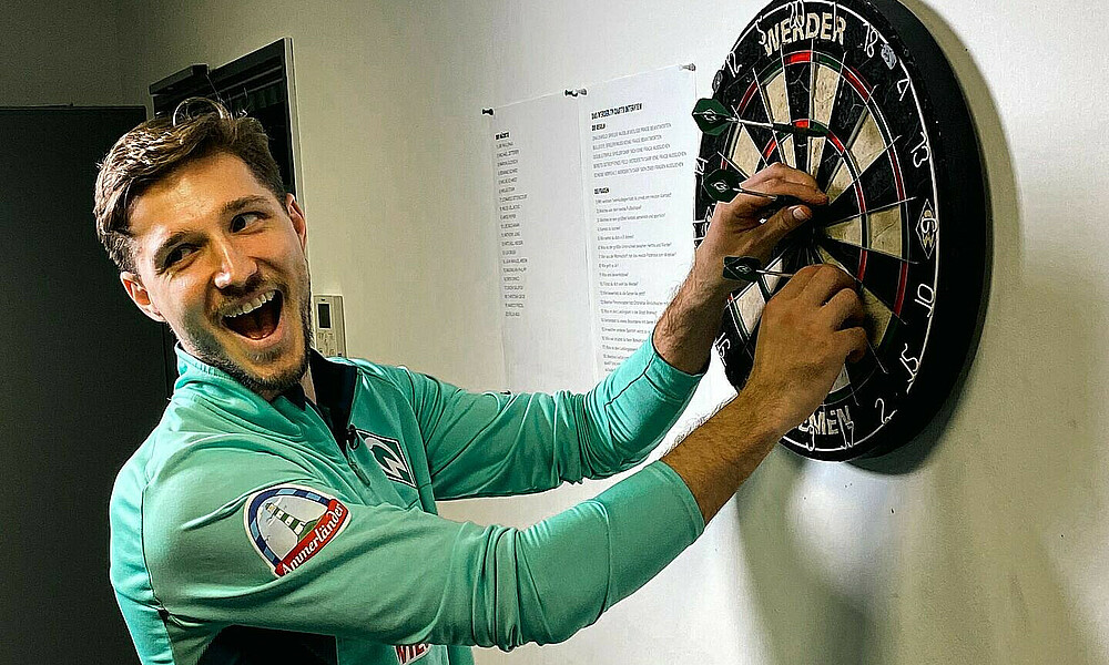 Niklas Stark an der Dartscheibe.