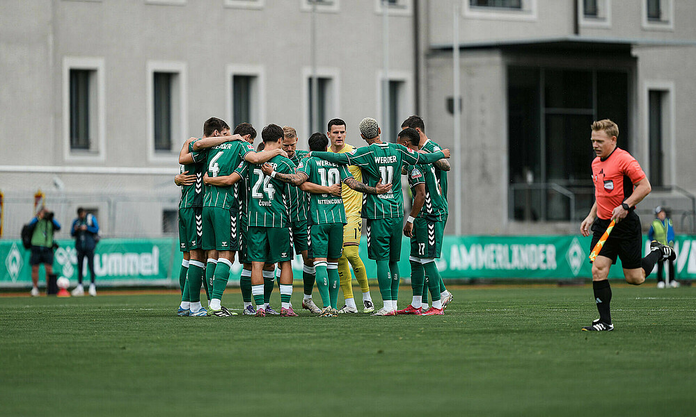 Die Mannschaft im Kreis. 