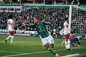 Justin Njinmah zeigt mit dem Finger nach vorne nach seinem Tor gegen Stuttgart