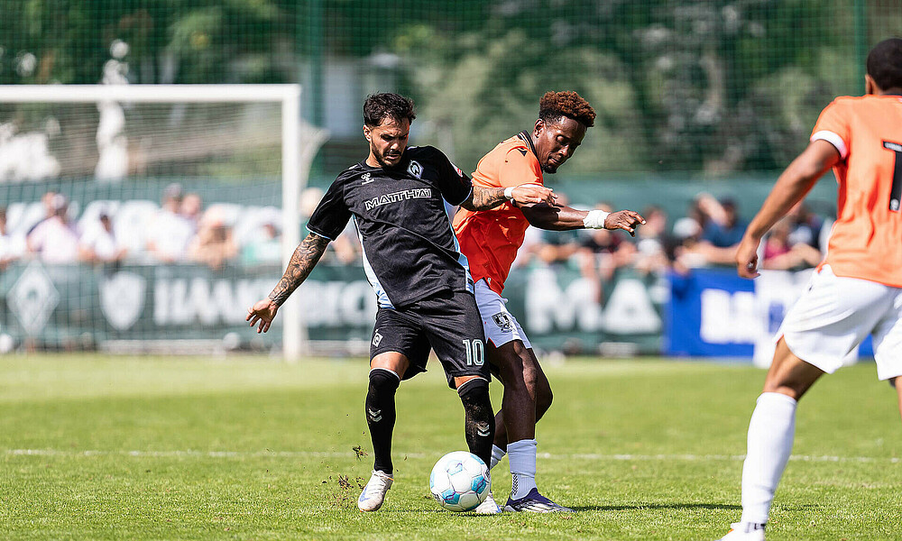 Leonardo Bittencourt im Zweikampf.