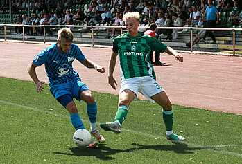 Opitz im Zweikampf mit einem Gegenspieler. 