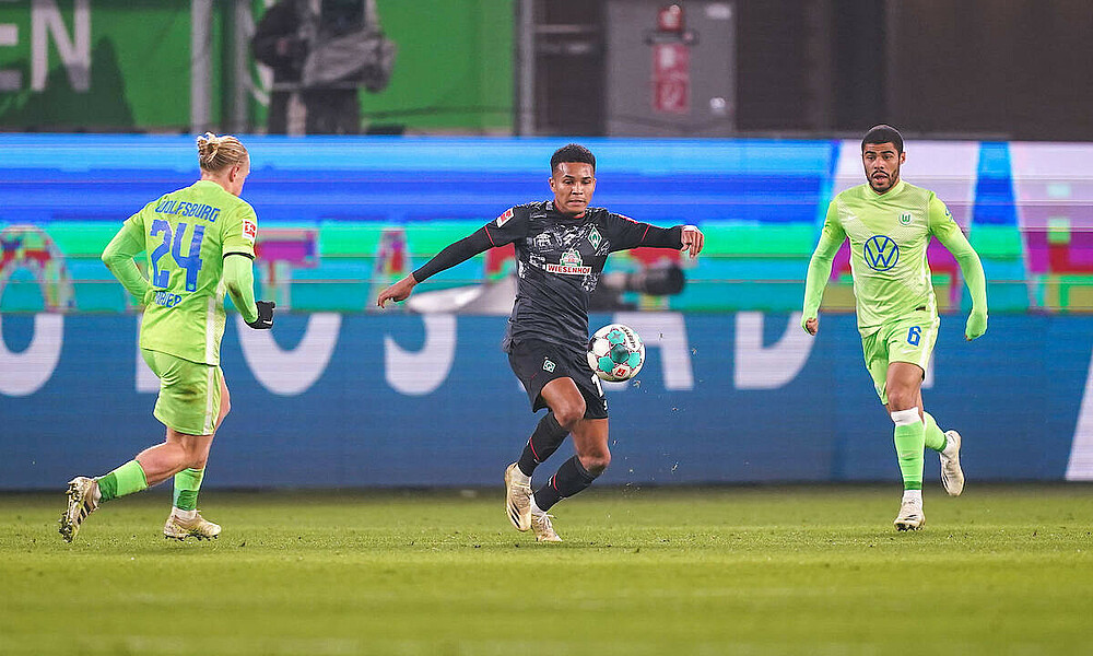 Felix Agu im Duell mit zwei Wolfsburger Spielern in der Volkswagen-Arena.