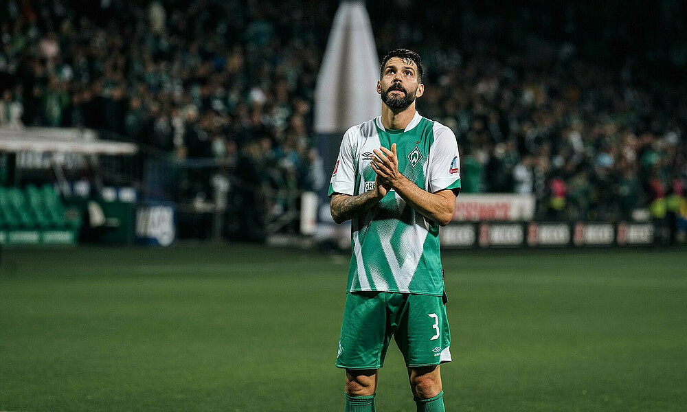 null Anthony Jung im Heimtrikot von Werder Bremen bei einem Spiel.