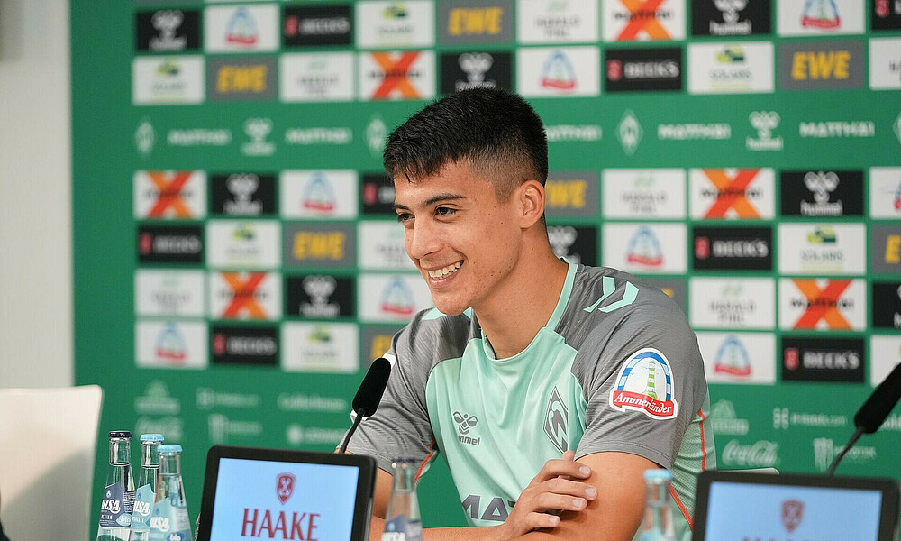 Julian Malatini in der Mixed Zone auf dem Podium lachend